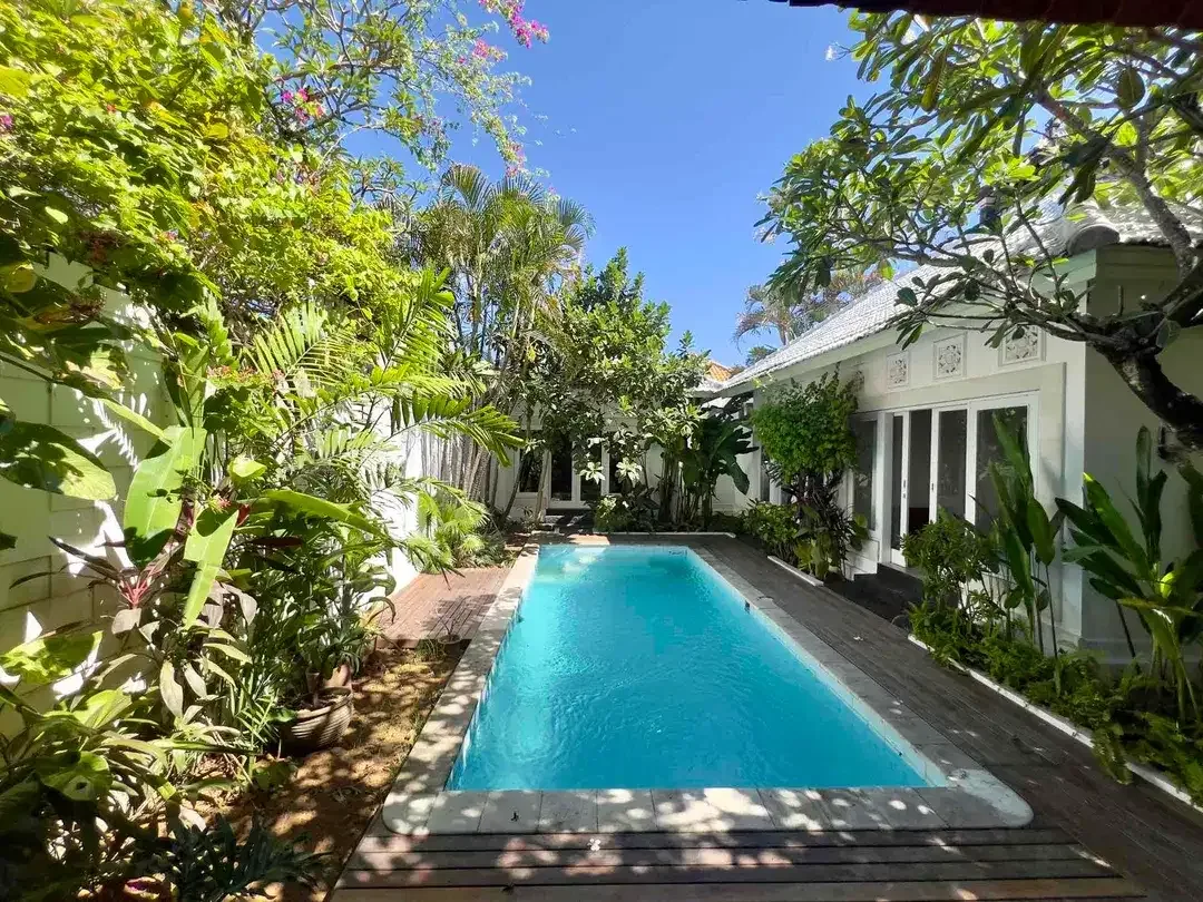 3 BEDROOMS COZY TROPICAL BOHO STYLE  LOCTION STRATEGIC CLOSED INTERNATIONAL  SUNRISE SCHOOL AT KEROBOKAN - Image 2 of 10