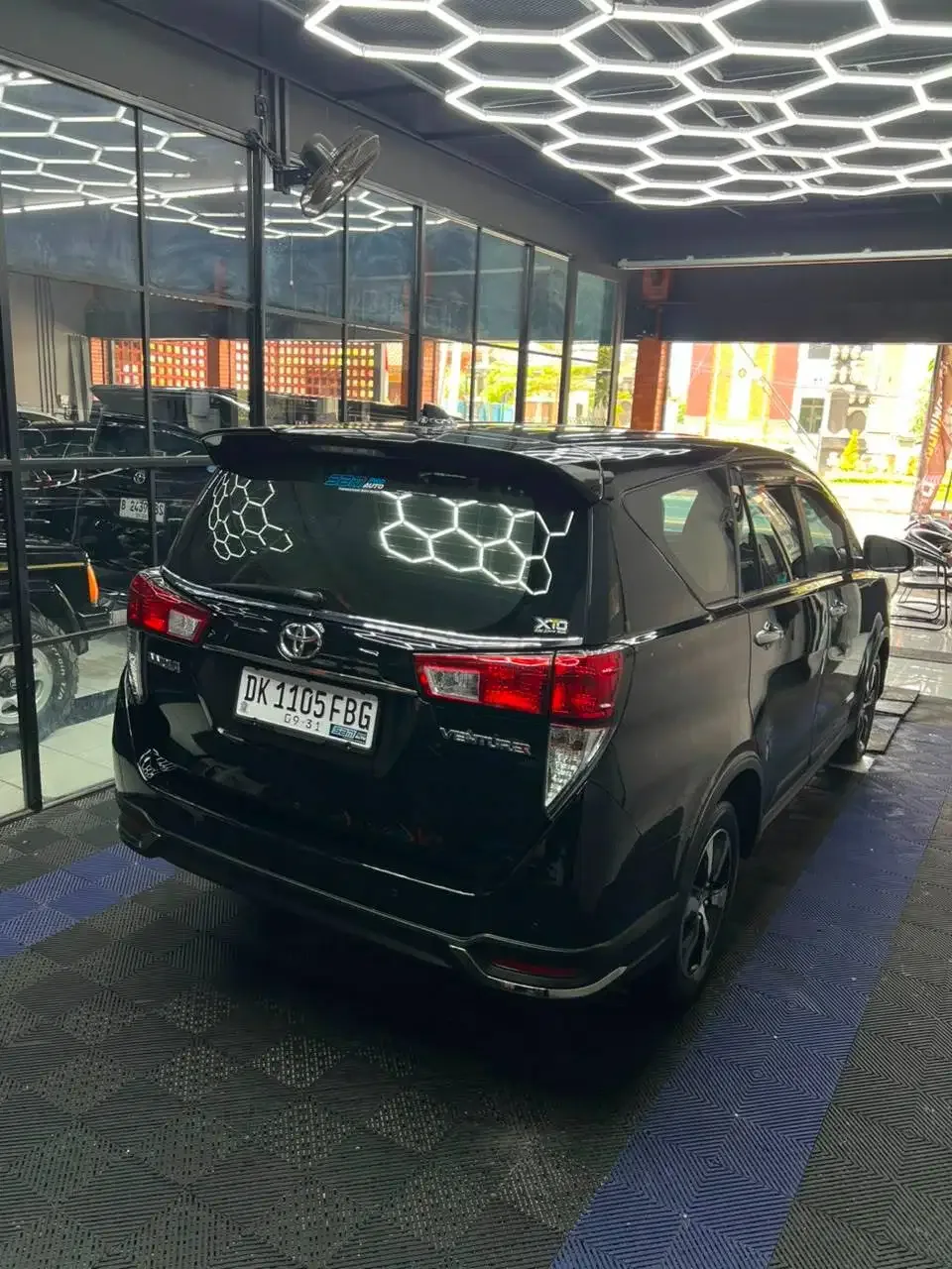 INNOVA VENTURER 2022 HITAM DIESEL AT ASLI BALI - Image 7 of 10