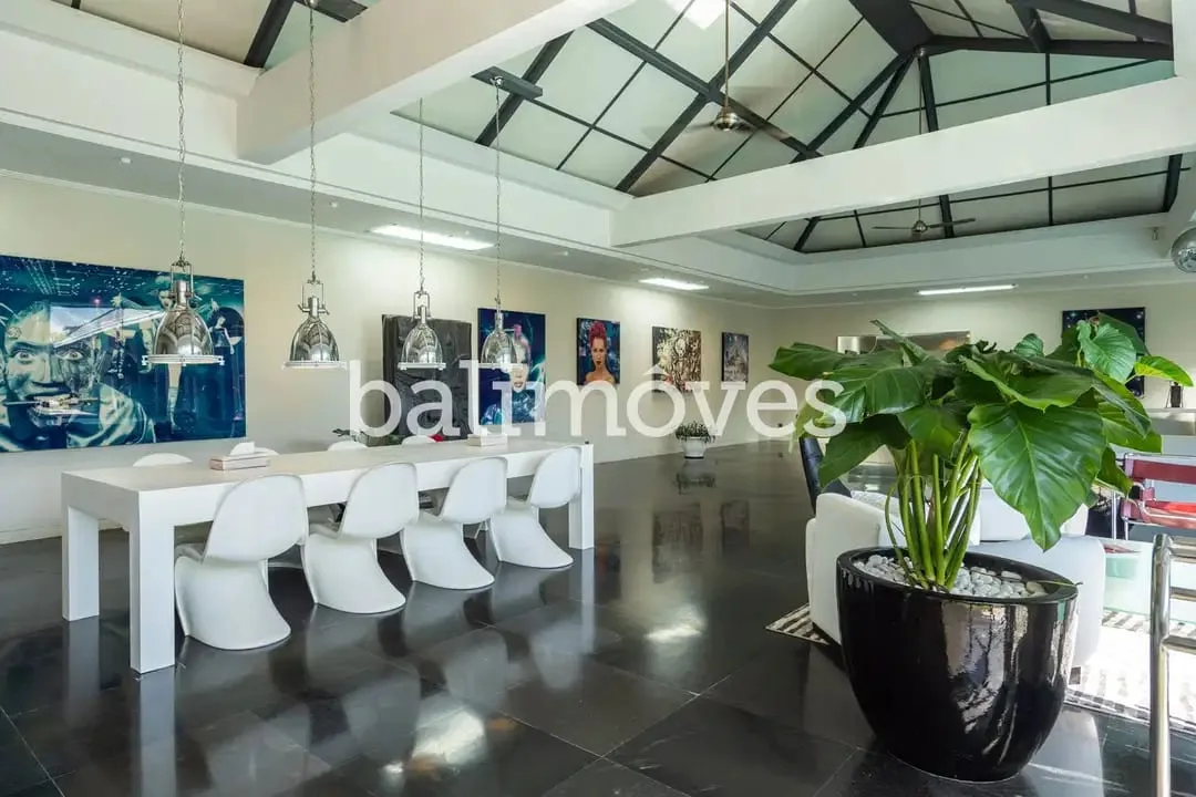Villa Luas Empat Kamar Tidur Di Tepi Pantai Sanur - Image 8 of 10
