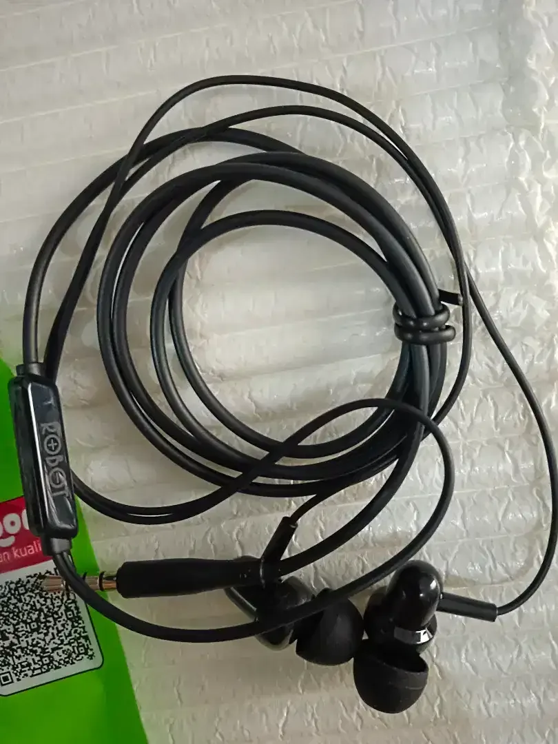 30rb BARU-Dijual Headset Merk ROBOT Earphone Bass DIJAMIN ORIGINAL - Image 3 of 4
