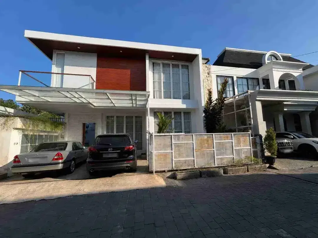 Dijual Rumah Premium 2 Lantai di Renon Denpasar – 4+1 KT, Kolam Renang, Fully Furnished - Image 1 of 9