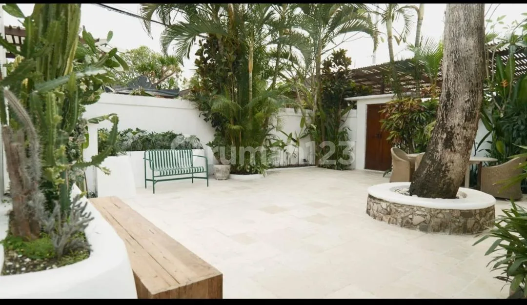 Villa Luas dengan 4 Kamar Tidur Fully Furnished - Pererenan - Image 2 of 4