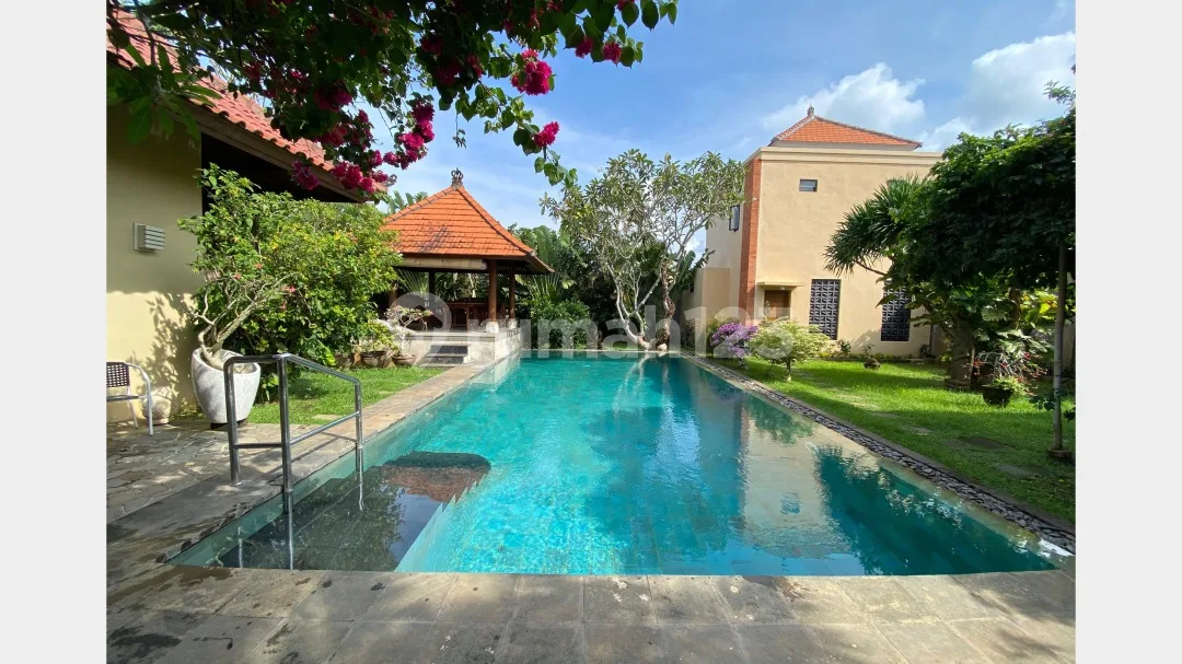 Classic Style Villa Peaceful Atmosphere Near Sidewalk Jimbaran - Image 3 of 4