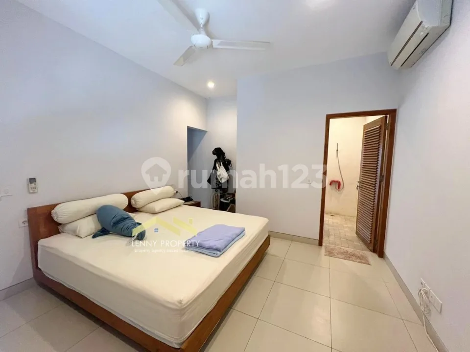 Four Bedrooms Modern-Tropical Villa For Rent In Westside Sanur - Image 4 of 4