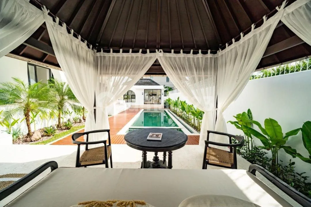 Villa Mewah Luxury Baru di Pantai Brawa Canggu Dekat Finns Area Nyaman Strategis Furnished - Image 2 of 4