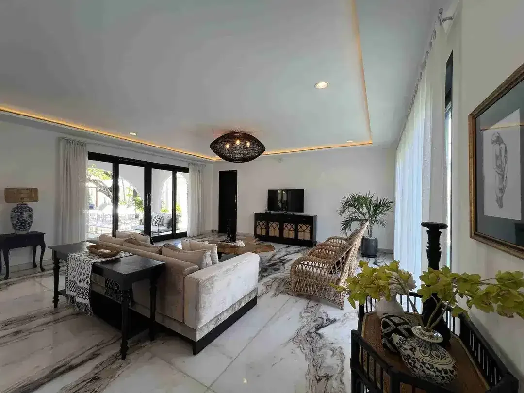 Luxury Villa Komersial Mewah 150 Meter ke Pantai Seminyak - Image 4 of 10