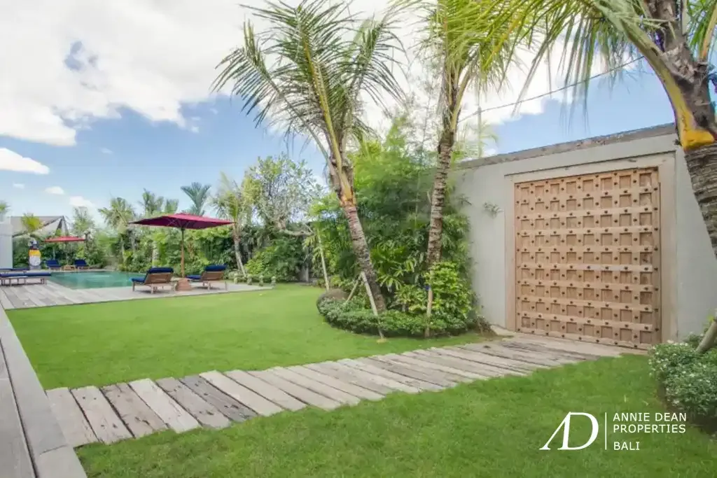 FREEHOLD | 5-BEDROOM VILLA WITH RICE FIELD VIEWS - PADONAN, CANGGU - Image 3 of 10