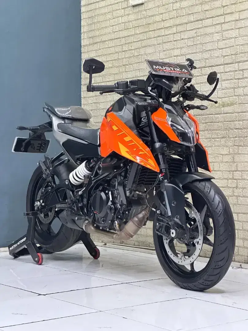 KING OF TORQUE‼️KTM DUKE 250 GEN 3 TH 2025 MULUS LOW MILES - Image 2 of 10