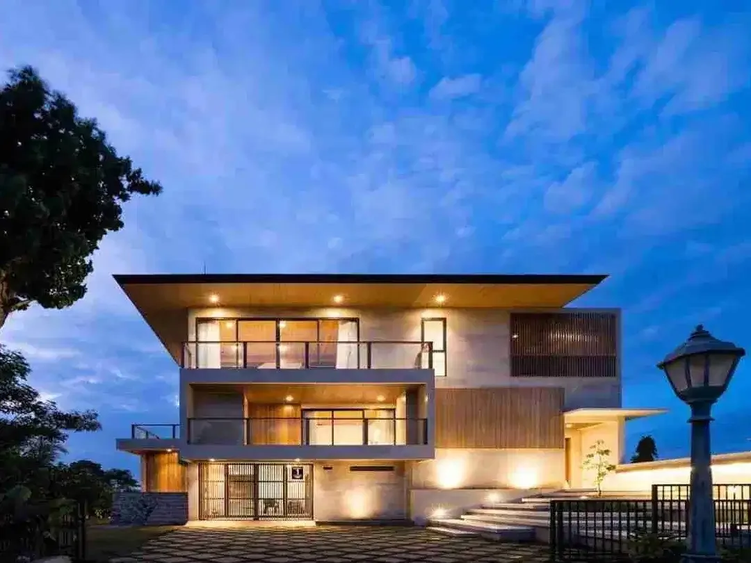 VILLA MODERN LUXURY 4 LANTAI VIEW SUNSET PECATU INDAH RESORT - Image 1 of 10