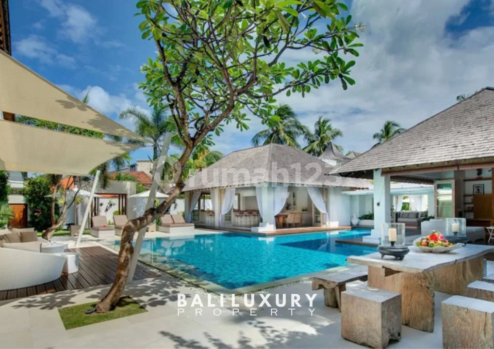 Vila Estate Mewah Hak Milik di Prime Seminyak Dekat Pantai - Image 3 of 4