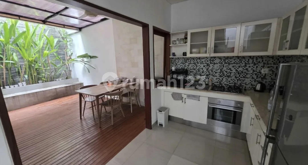 Beautiful Modern Town House 3 Bedrooms At Kerobokan Area Fully Furnished - Image 4 of 4