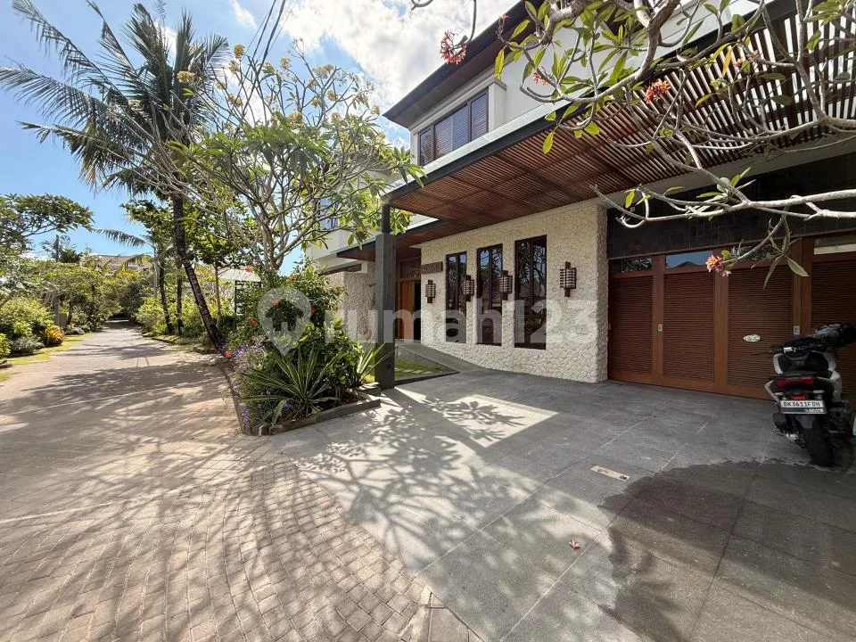 Lokasi Premium - 4 Bedrooms Villa Jimbaran 400MÂ² - Image 2 of 4