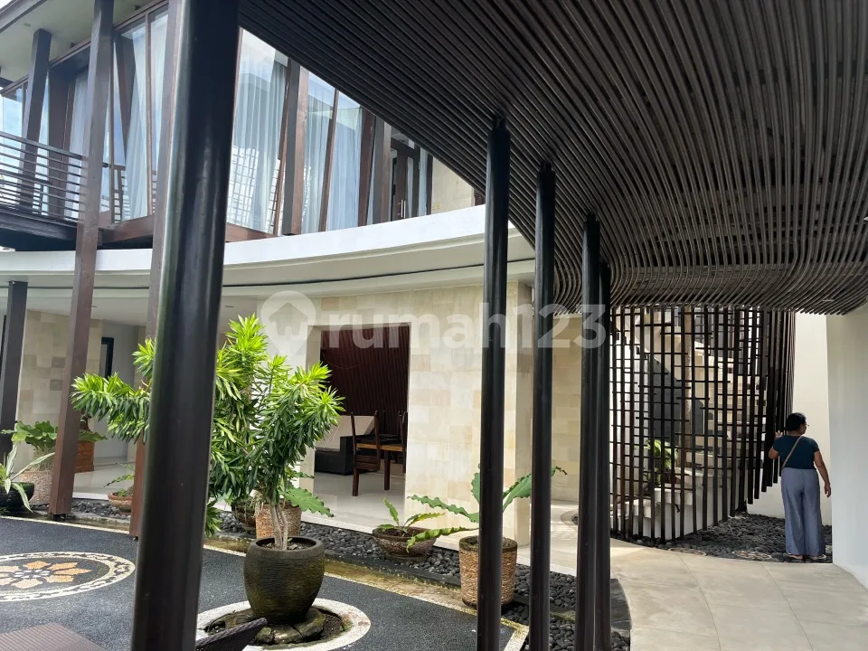 Luxury Tropical Villa 2 Lantai di Kerobokan Kaja - Image 3 of 4