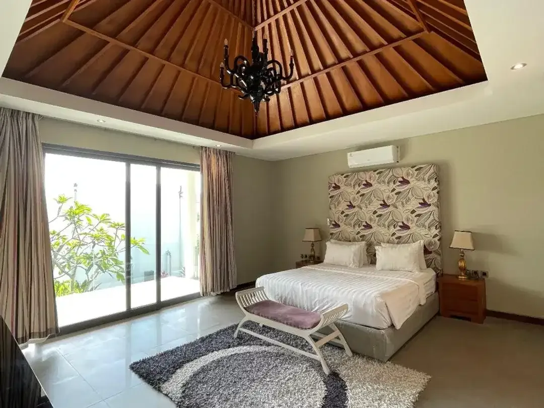 FOR RENT VILLA BIG GARDEN BIG POOL GOOD LOCATION NEAR BEACH DI CANGGU - Image 7 of 10