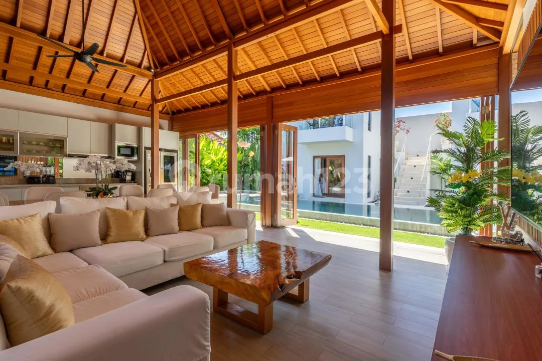 Hak Milik Villa Modern Bergaya Joglo di Kerobokan - Image 3 of 4