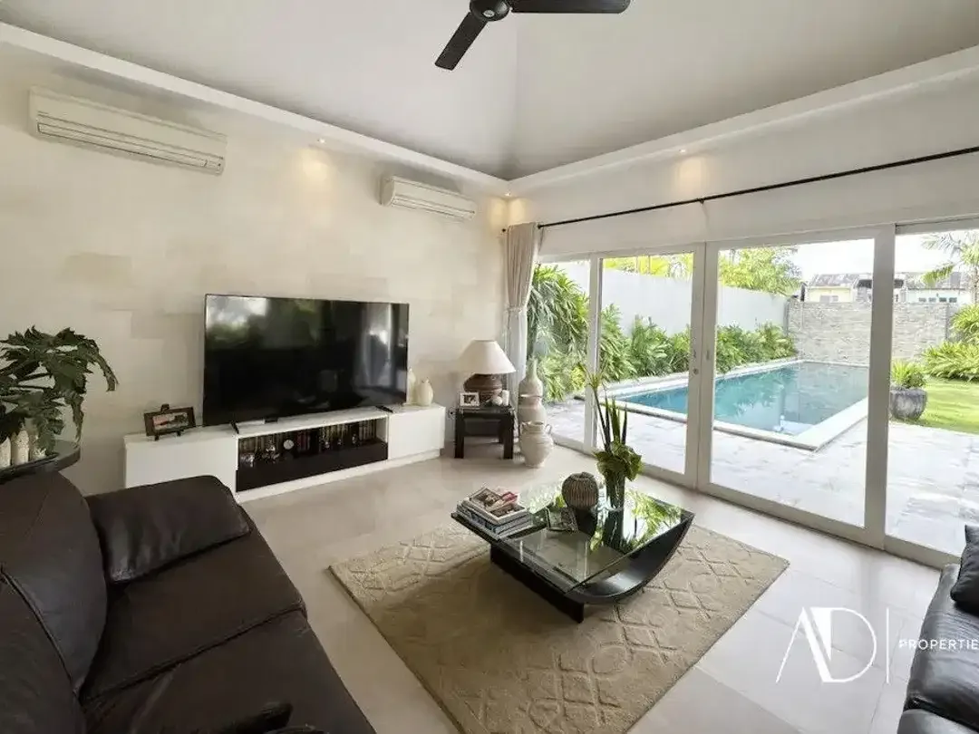 LEASEHOLD | TROPICAL 3-BEDROOM VILLA WITHIN A COMPLEX IN UMALAS BUMBAK - Image 5 of 10