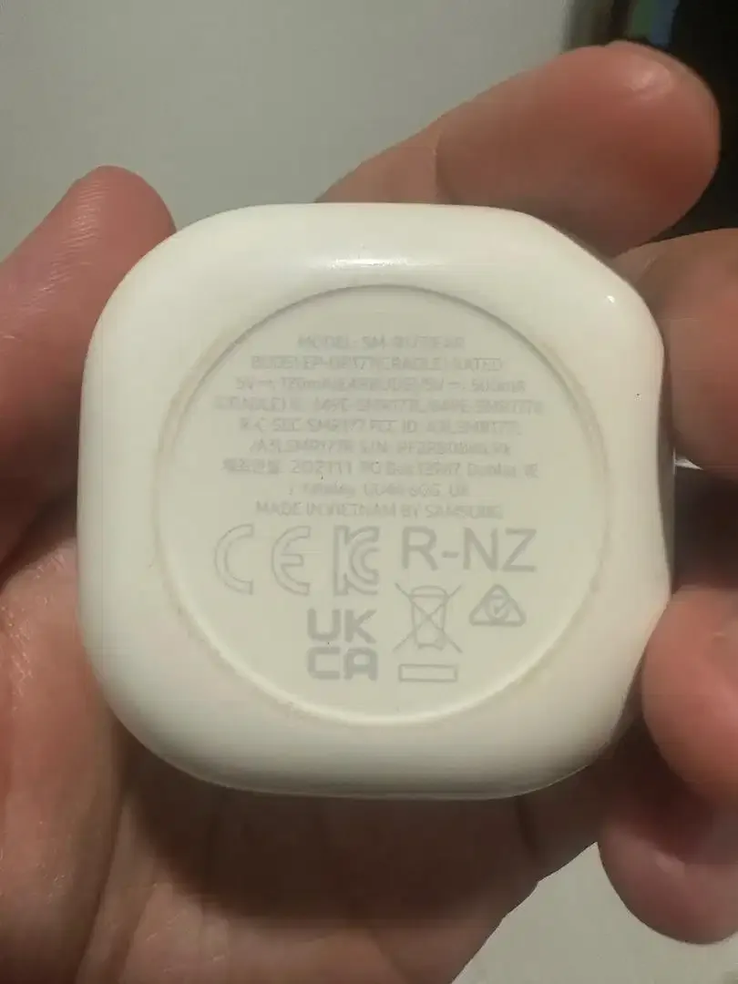 Earphone Samsung Galaxy Buds original putih - Image 2 of 2
