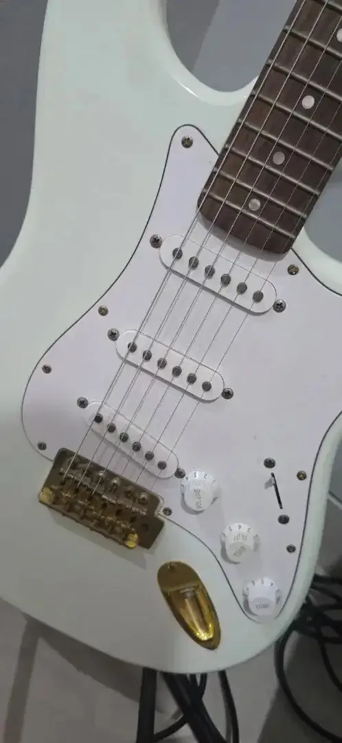 Squire Stratocaster - Image 3 of 3