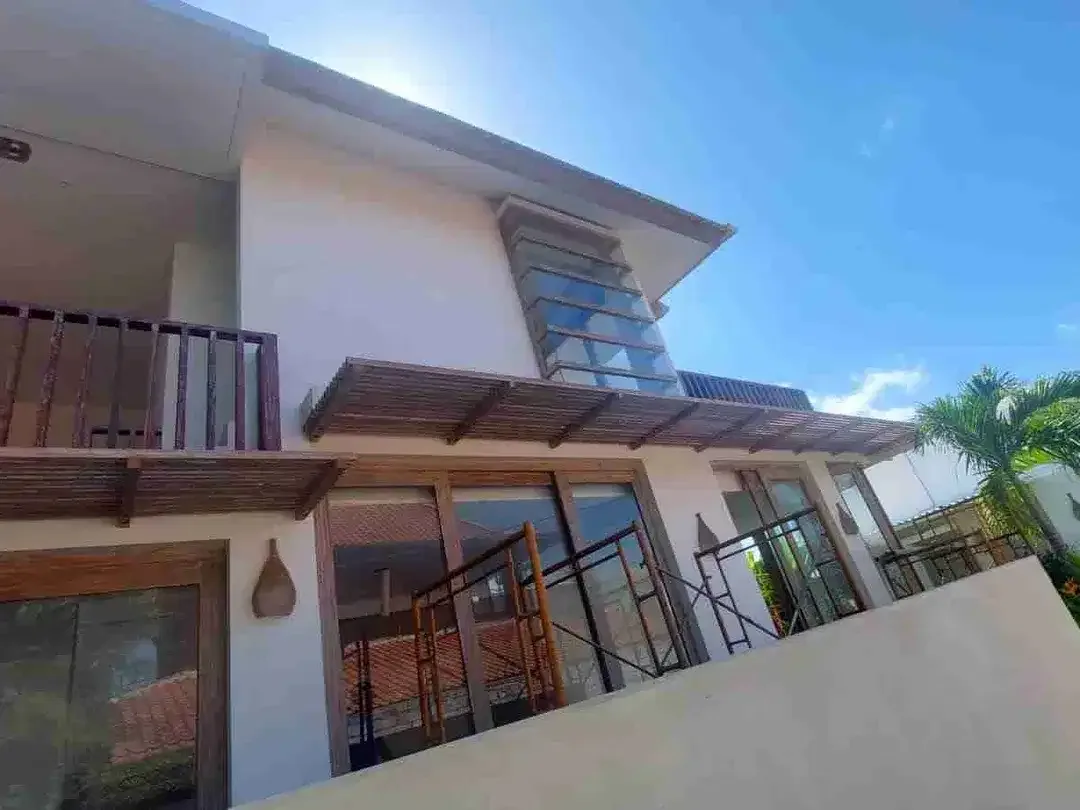 VILLA DI CEMAGI CANGGU 200M DARI PANTAI, 2 LT, SHM, SEMIFURNISHED, HANYA 20M DARI JLN UTAMA, MILIK SENDIRI - Image 7 of 8