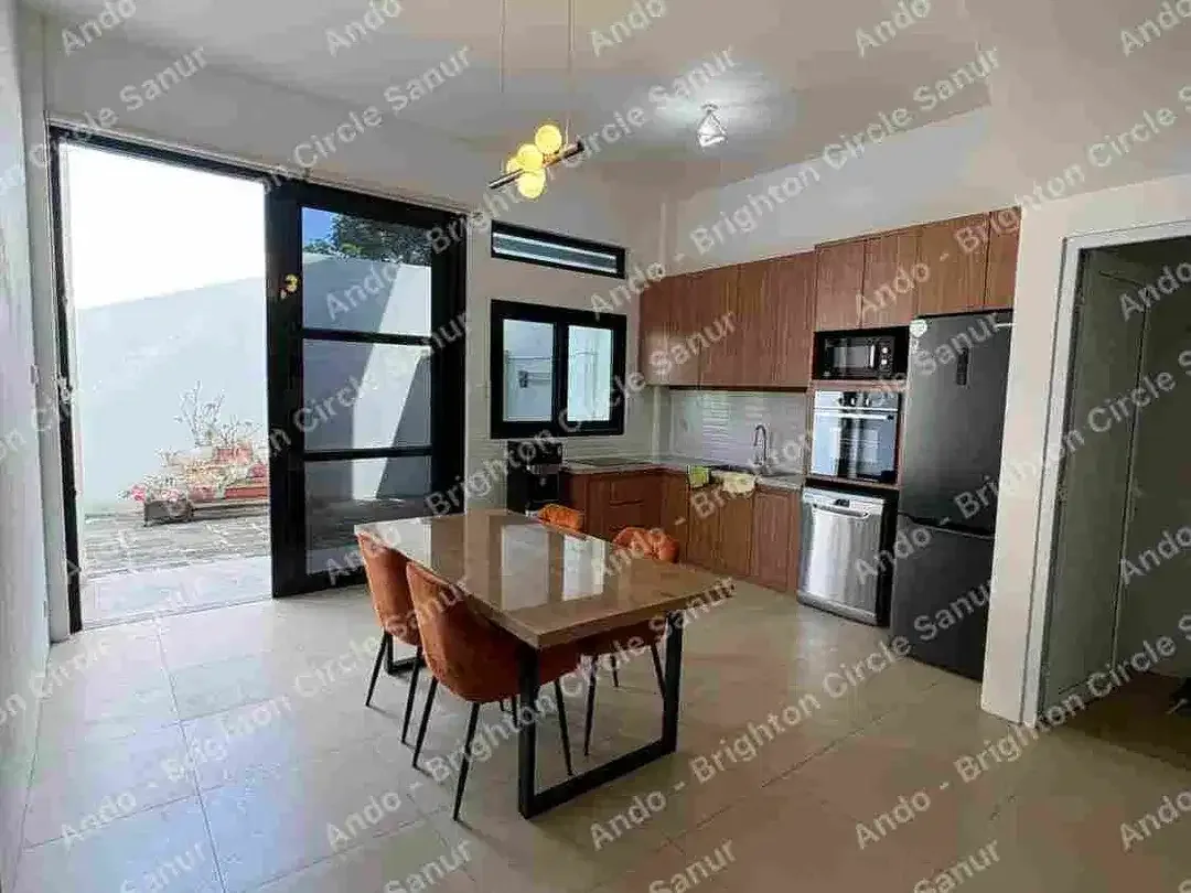 RUMAH MODERN 4 KAMAR TIDUR YANG BARU DIRENOVASI DAN DILENGKAPI PERABOT DI SANUR - Image 9 of 10