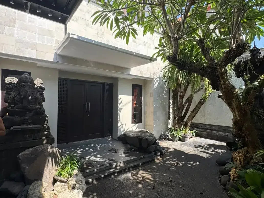 DISEWAKAN RUMAH MEWAH 2 LANTAI 5 KAMAR DI KAWASAN STRATEGIS RENON - Image 4 of 10