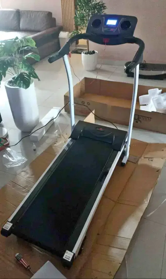 Treadmill elektrik Exeder Max beban 90 kg - Image 1 of 3