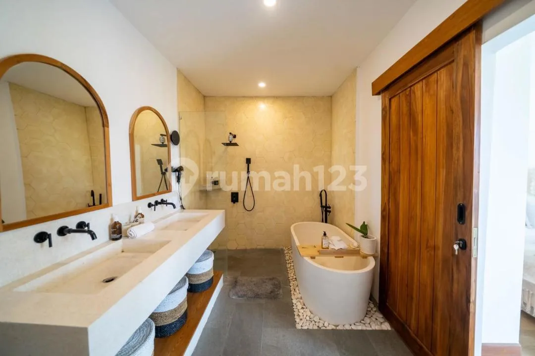 Villa Elegan Private Pool Tibubeneng Berawa #8438 - Image 3 of 4