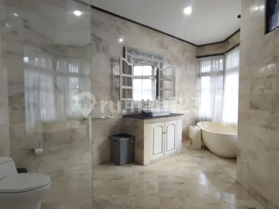 Disewakan Villa 2 Lantai 6 Kamar Full Furnished di Kerobokan Kelod - Image 4 of 5