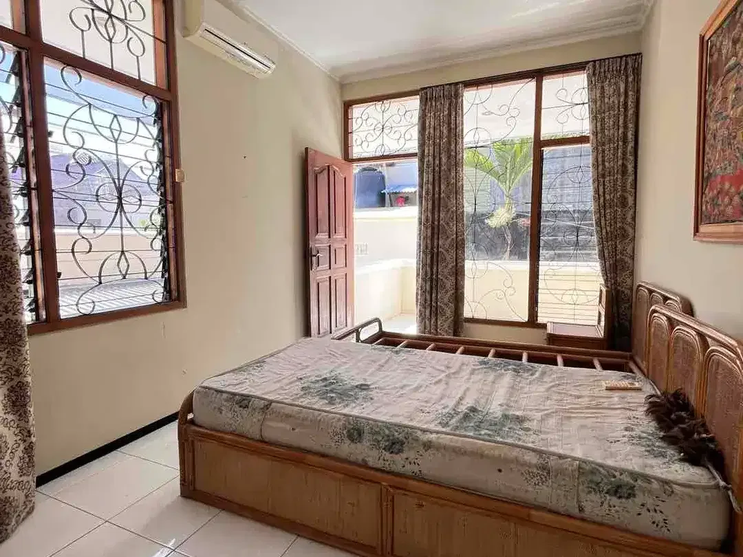 Disewakan rumah 2 lantai siap huni, tipe modern 4 Kamar Tidur - Image 4 of 10