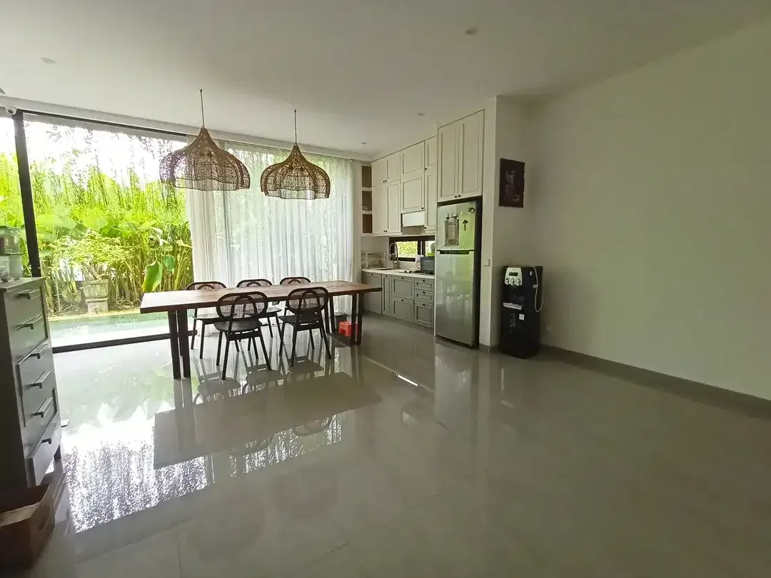SHM 5,5 Milliar Rumah Style Villa di Renon dengan View Sawah - Image 5 of 10