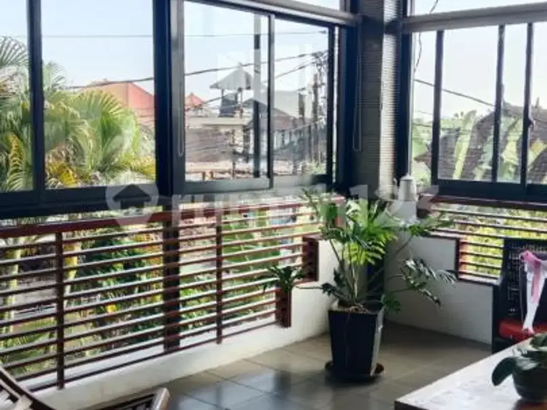 Villa Klasikal Tropika Nuansa Perpaduan Klasik dan Modern - Image 1 of 5