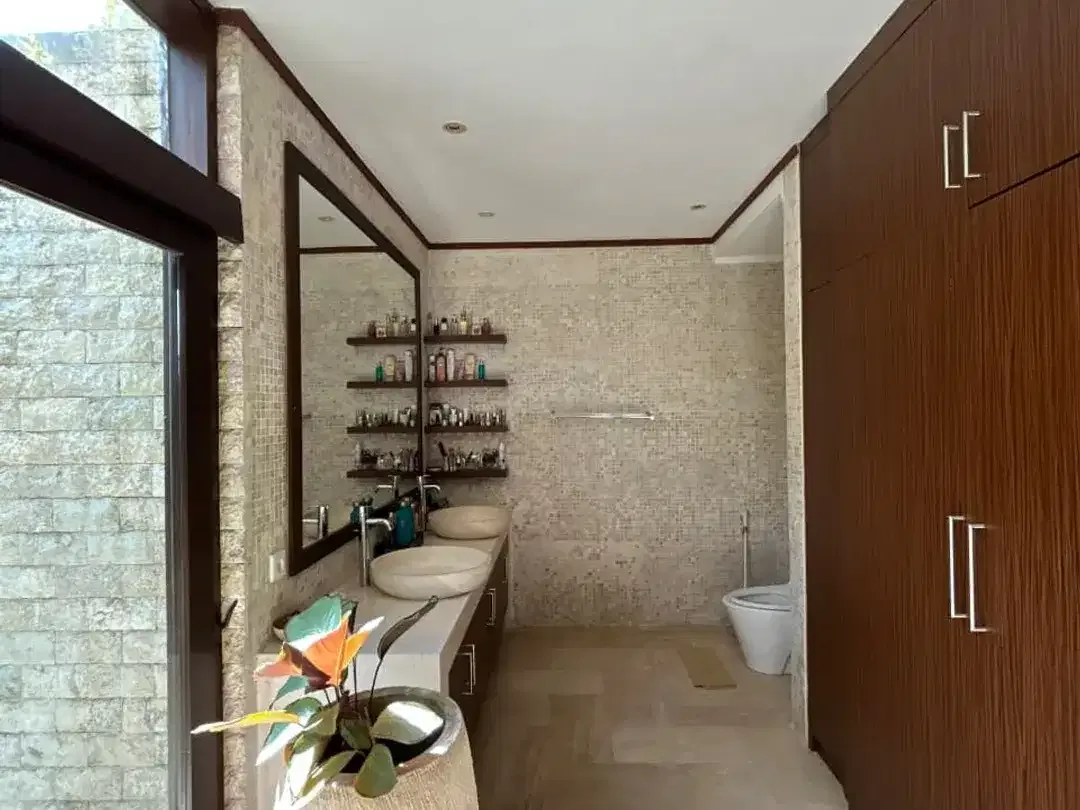 BALINESE VILLA NEAR PERERENAN BEACH - FOR SALE - Image 9 of 10