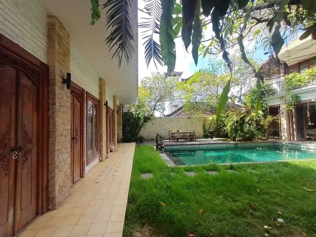 Villa Mewah Gaya Kolonial 5 Kamar di Umalas Bali - Image 2 of 10
