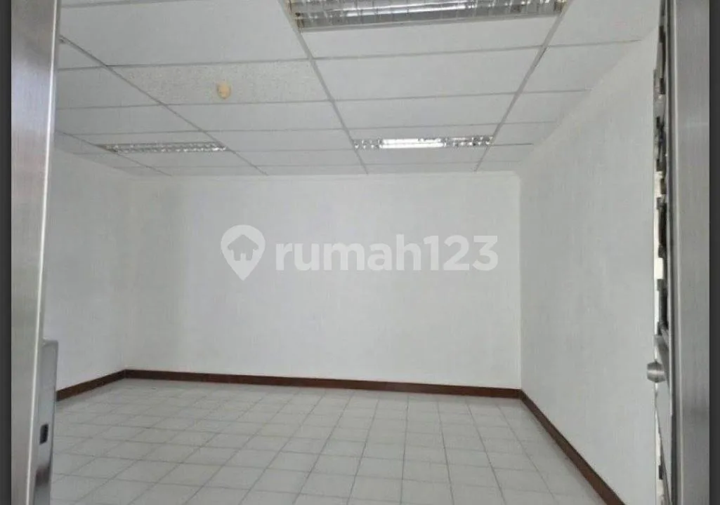 Kawasan Bisnis & Sangat Strategis, Gedung Kantor Ex. Bank Jl. Pb Sudirman, Panjer/Dauh Puri, Denpasar Barat, Bali, Baru Selesai Renovasi & Siap Pakai, Kawasan Bisnis, Area Parkir Luas Row Jalan Raya - Image 4 of 4