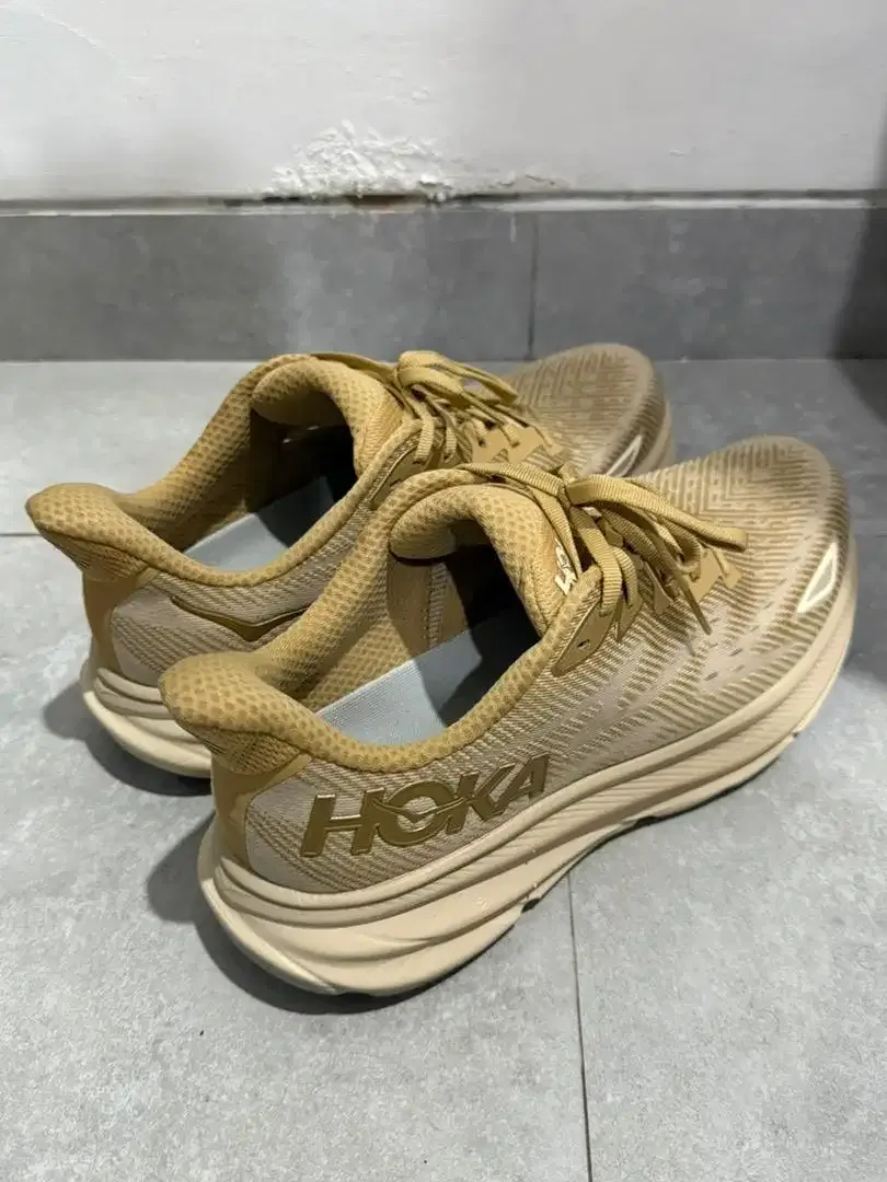 Sepatu lari HOKA size 44,5 - Image 1 of 5