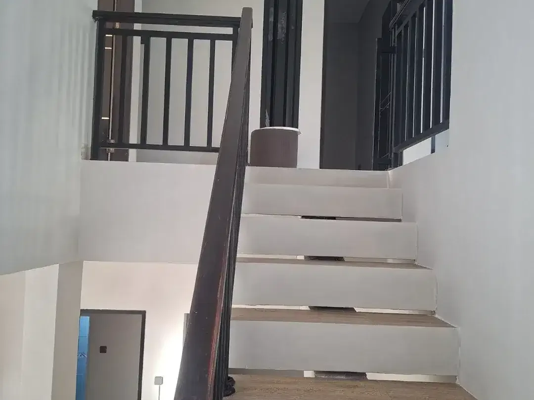 DIJUAL RUMAH 2 LANTAI FULLY FURNISHED SIAP HUNI KEROBOKAN AREA - Image 3 of 10