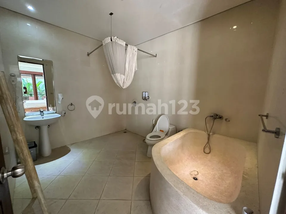 Villa Luas 4Br Pererenan Canggu Dekat Pantai dengan Private Pool - Image 3 of 4