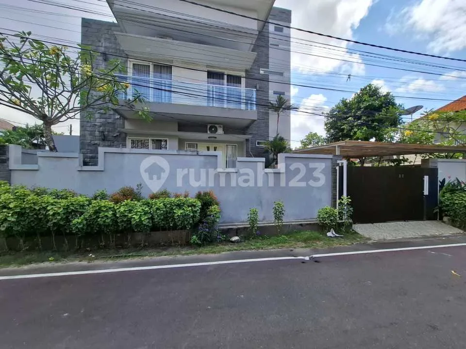 Rumah Jual Furnished Jalan Nusa Dua Cocok untuk Keluarga - Image 1 of 4