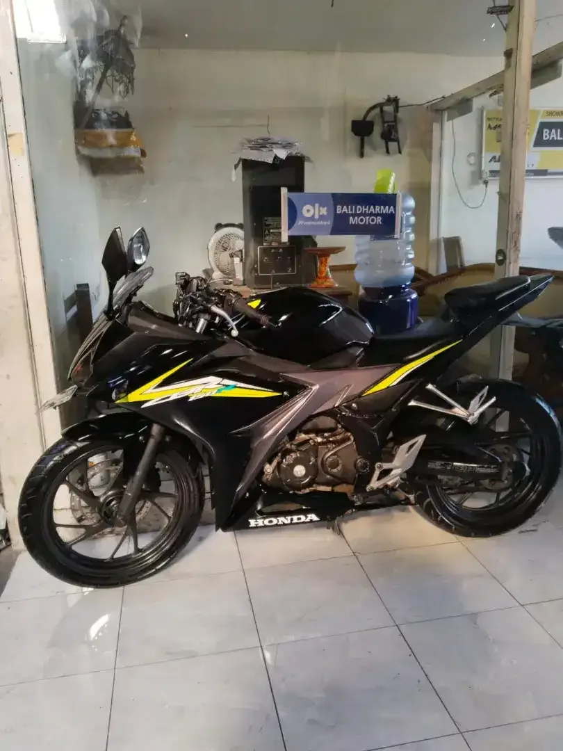 Honda cbr 150 CC thn .2017 cash. Bali dharma motor - Image 1 of 8