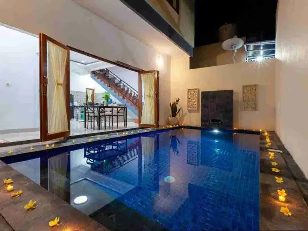 Disewakan Rumah lantai 2 dengan kolam renang full furnished lokasi strategis jln bypass jimbaran-nusa dua - Image 5 of 7