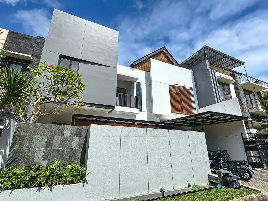 FOR SALE - MODERN CONTEMPORARY HOUSE 3+1 BEDROOMS | TAMAN MUMBUL, NUSA DUA - Image 1 of 10