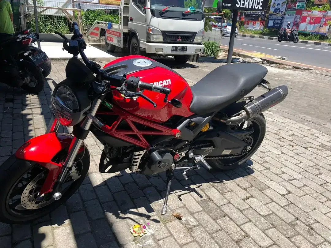 Ducati Monster 975 - Image 2 of 9