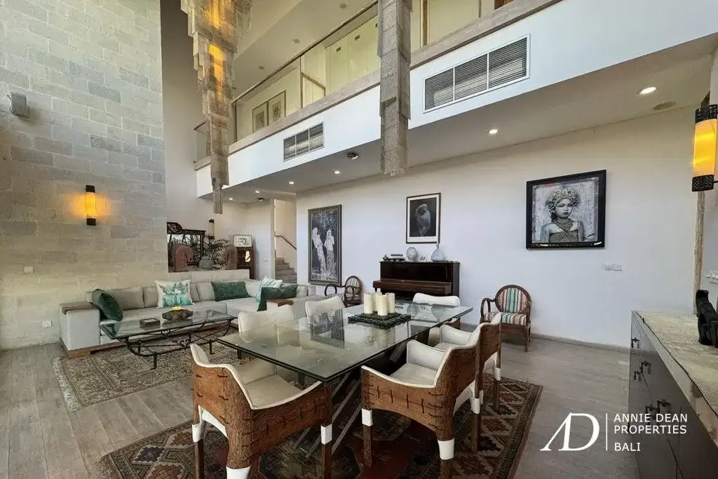FREEHOLD | CLASSIC MODERN VILLA WALK TO THE BEACH IN CEMAGI - Image 8 of 10