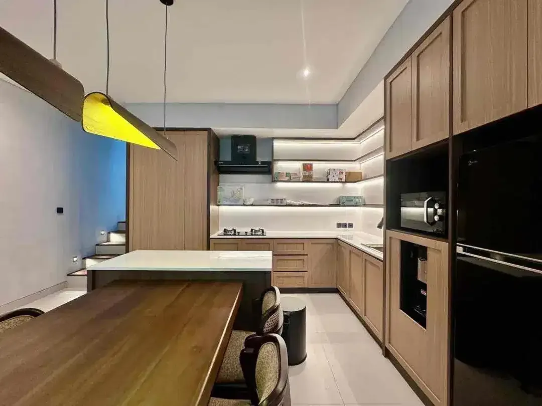 4 BEDROOMS MODERN COMTENPORARY ARCHITECTURAL STRUCTURE 1,5 KM TO THE BEACH STRATEGIC AND PRIME LOCATION AT BATU BOLONG CANGGU - Image 4 of 10