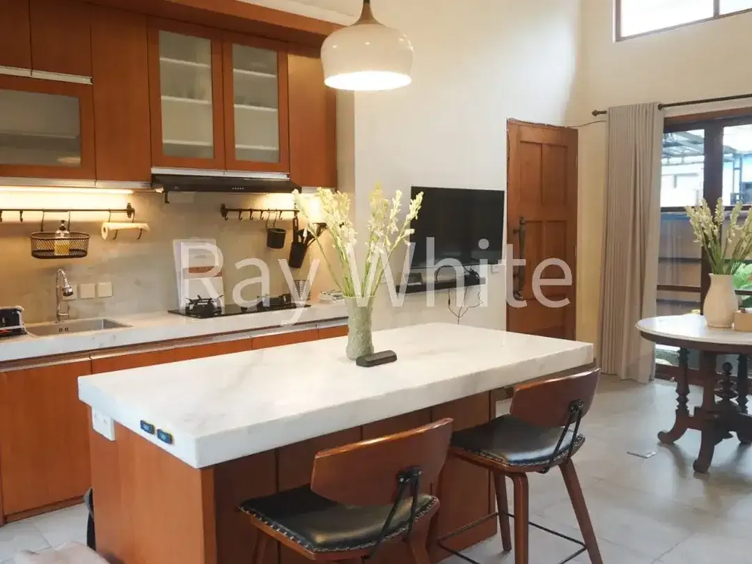 House for Sale  Leasehold -Charming Villa in Padonan, Near Berawa & Batu Bolong, Canggu - Modern Comfort & Tranquil Garden - Image 3 of 10