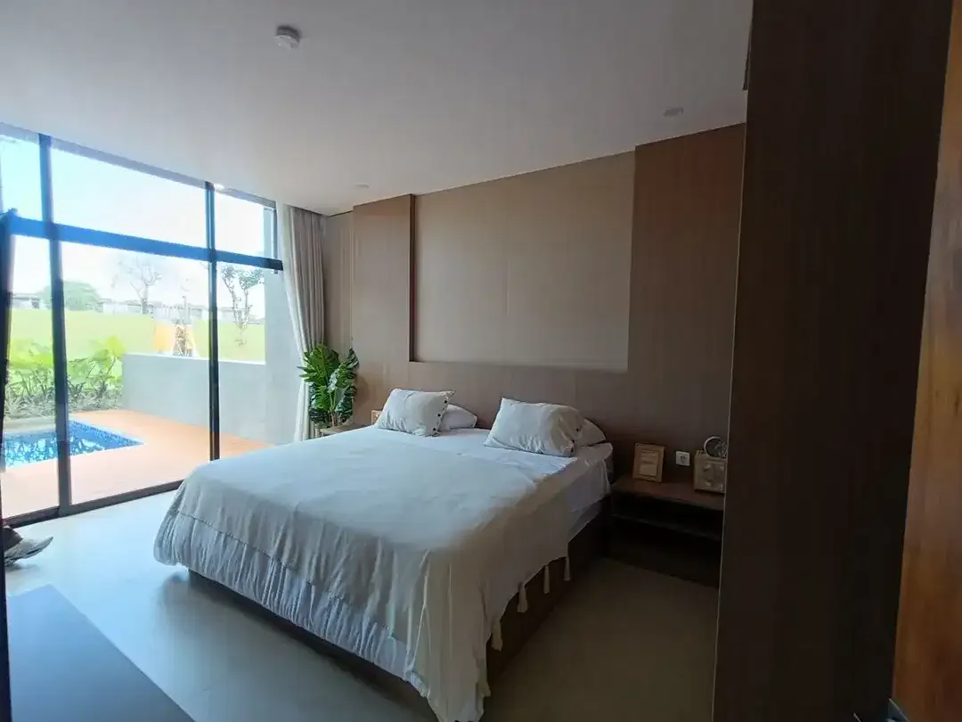 Hanya Satu Satunya di Bali! Vila Mewah Tepat di Tepi Lapangan New Kuta Golf dan Lake View! - Image 7 of 10