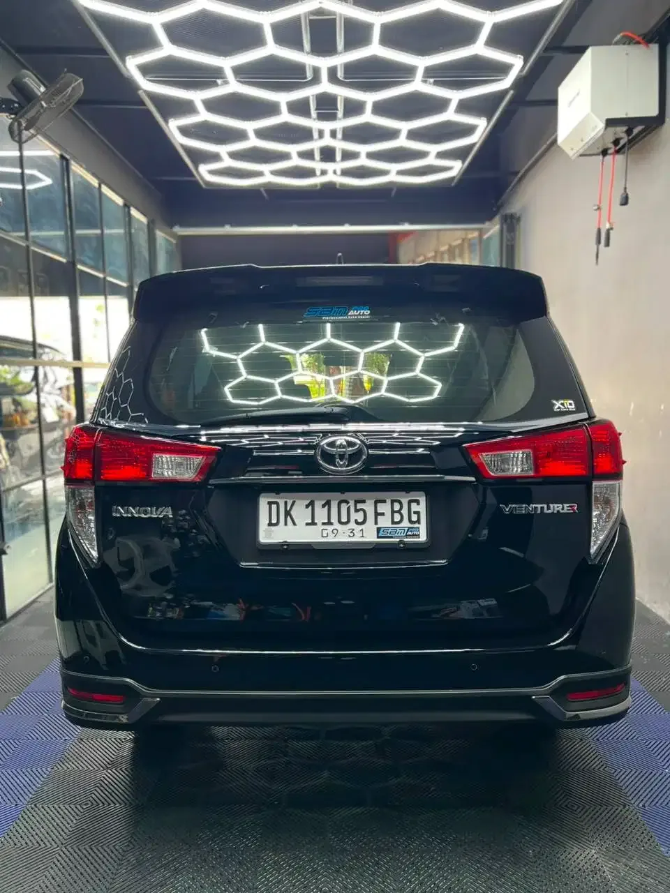 INNOVA VENTURER 2022 HITAM DIESEL AT ASLI BALI - Image 6 of 10
