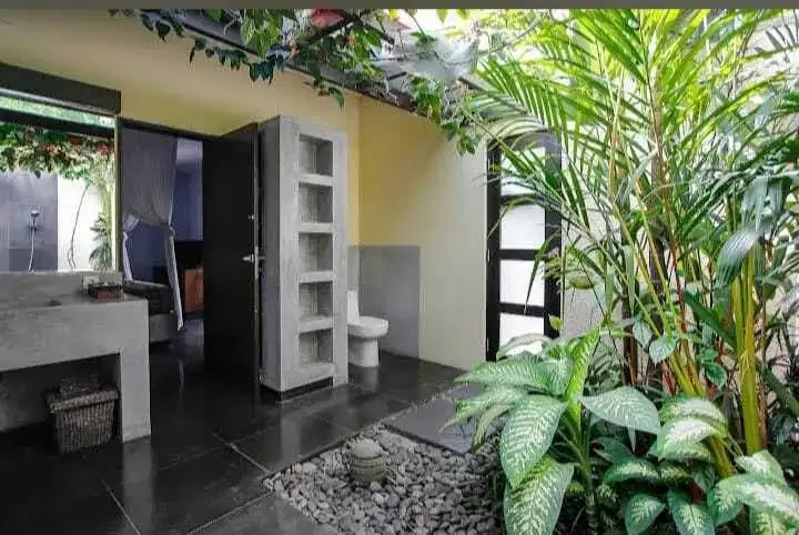 2 Unit Villa Mewah Dekat Pantai Batu Belig Seminyak - Image 8 of 10
