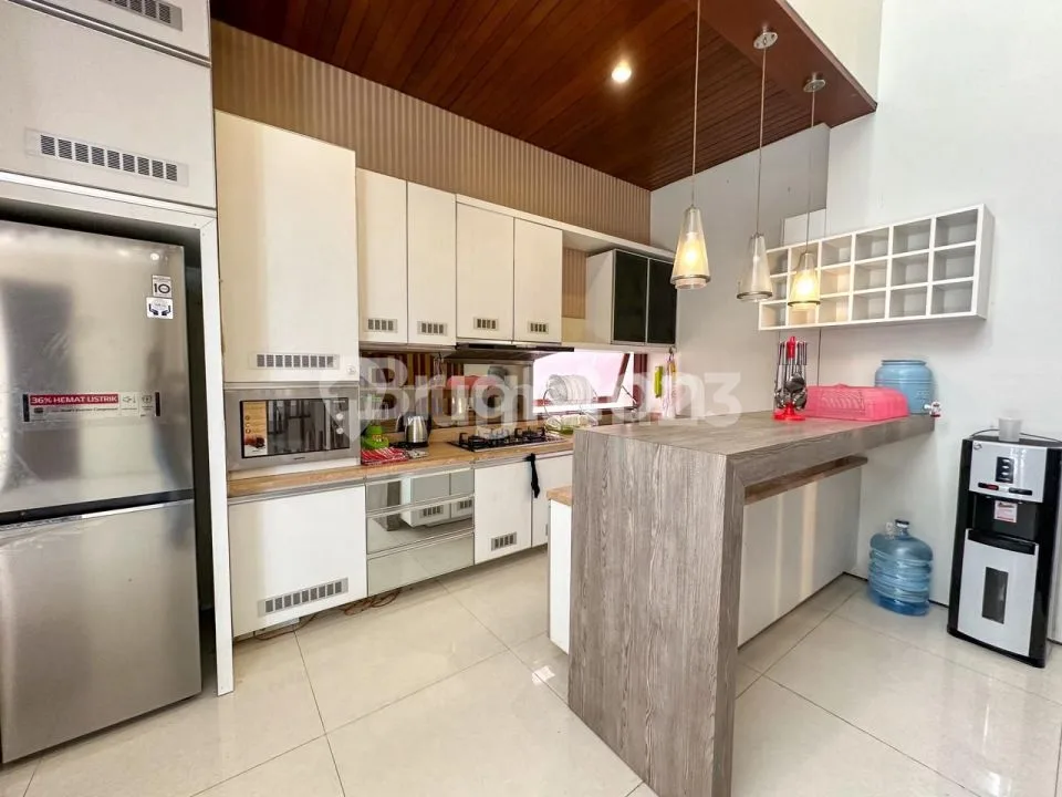 Rumah semi Villa 3 lantai dengan desain interior modern minimalis yang cozy semi Furnished with swimming Pool, Garden,serta akses jalan yang lebar,berlokasi di Gatsu Barat dekat Kerobokan - Image 2 of 4