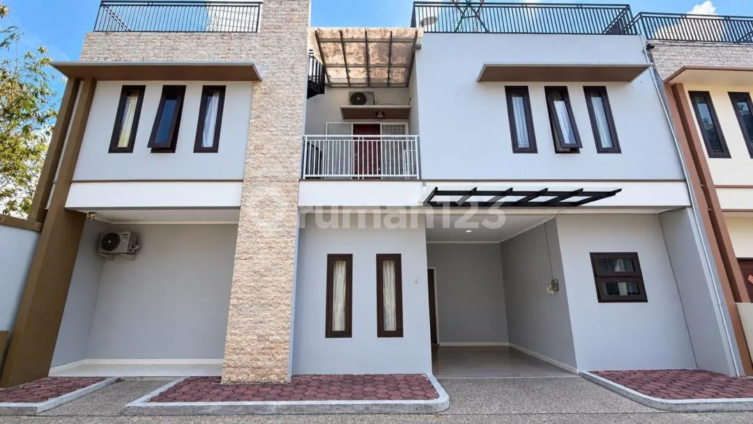 Rumah 2 Lantai Dijual di Jimbaran 5 Kamar Tidur | Lokasi Strategis | Lingkungan Tenang - Image 1 of 4